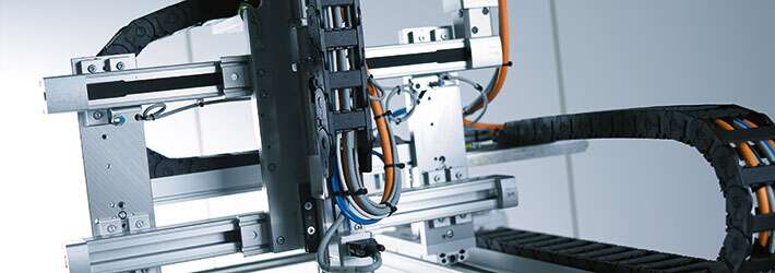 Sistema de movimiento lineal industrial con ejes eléctricos para precisión en automatización.