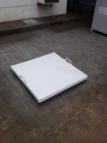 Tapa o cubierta industrial fabricada en acero con acabado de alta resistencia.